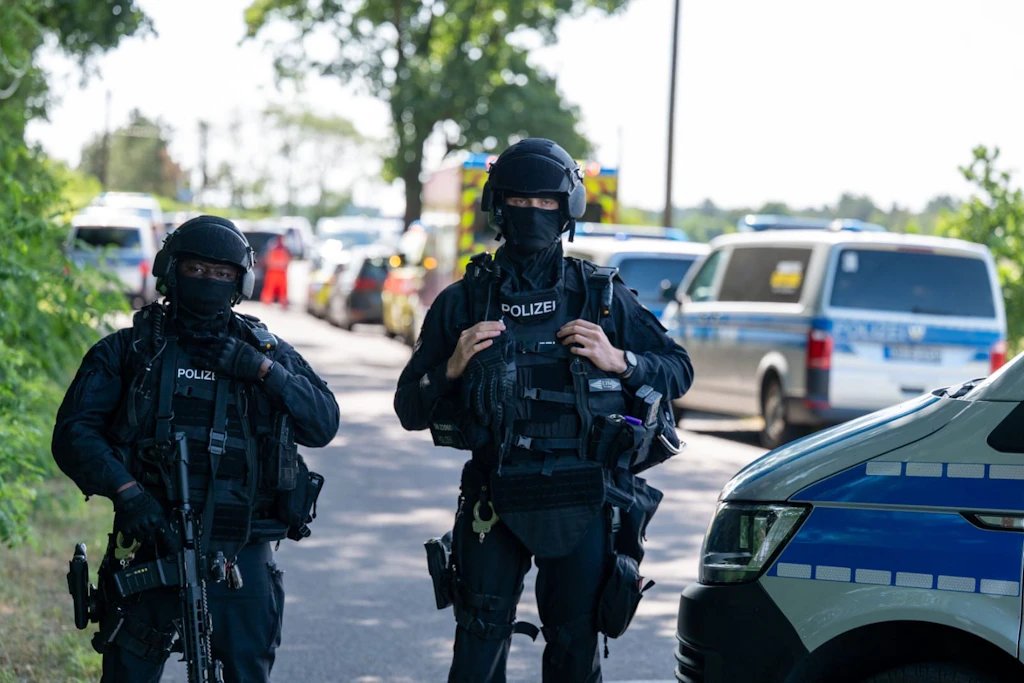 SEK-Beamte waren vor Ort, um den Mann zu finden und von seinem Plan abzubringen - am Ende mit Erfolg.