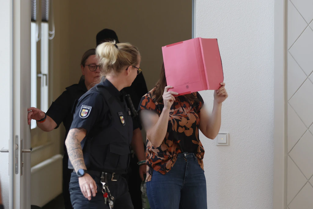 Die Angeklagte betritt den Verhandlungssaal des Landgerichts Rostock zur Fortsetzung des Prozesses im Mordfall Fabian.