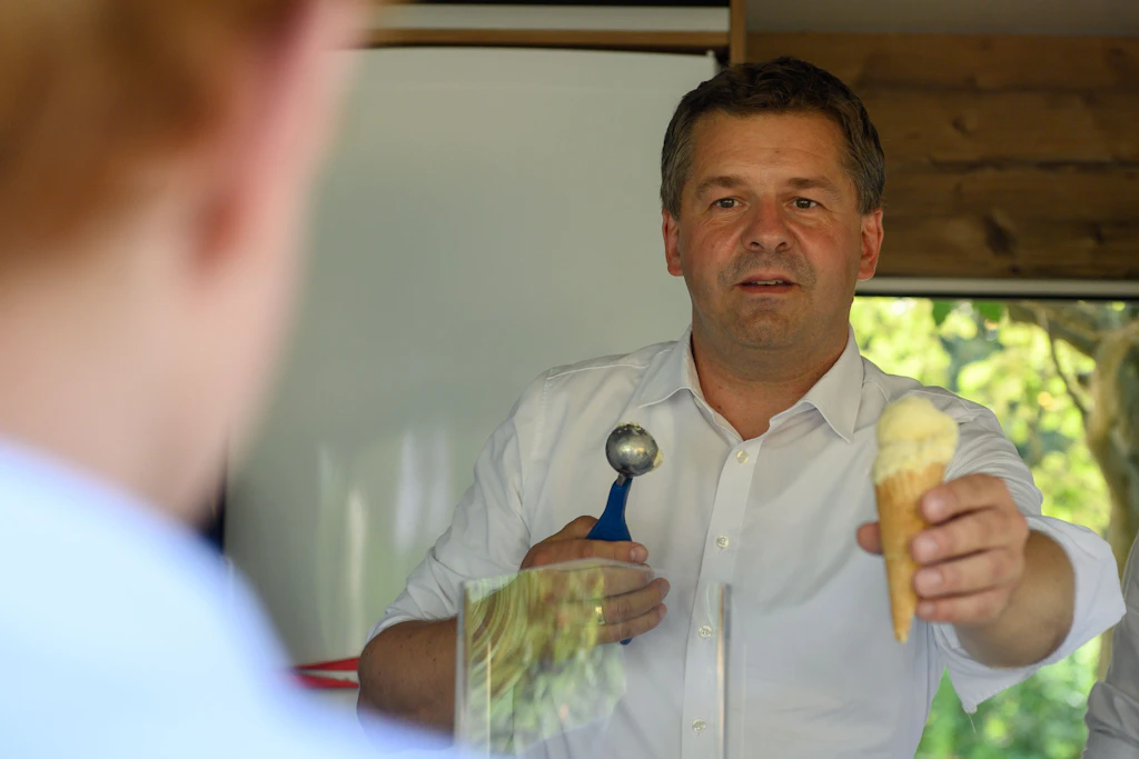 Während Ministerpräsident Sven Schulze (CDU) im Wahlkampf Eis verteilt, bringt die Landesregierung deutlich mehr Förderbescheide vor die Kameras als im Vorjahreszeitraum.