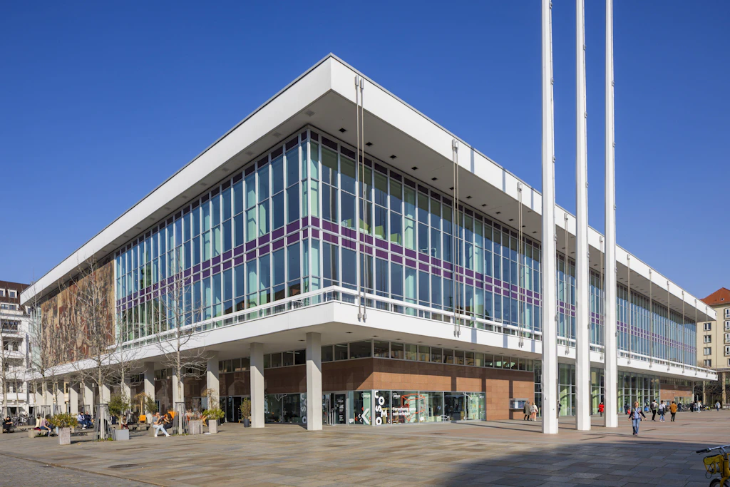 Angenehm kühl im Inneren: Der Dresdner Kulturpalast ist an das Fernkältenetz der SachsenEnergie angeschlossen.