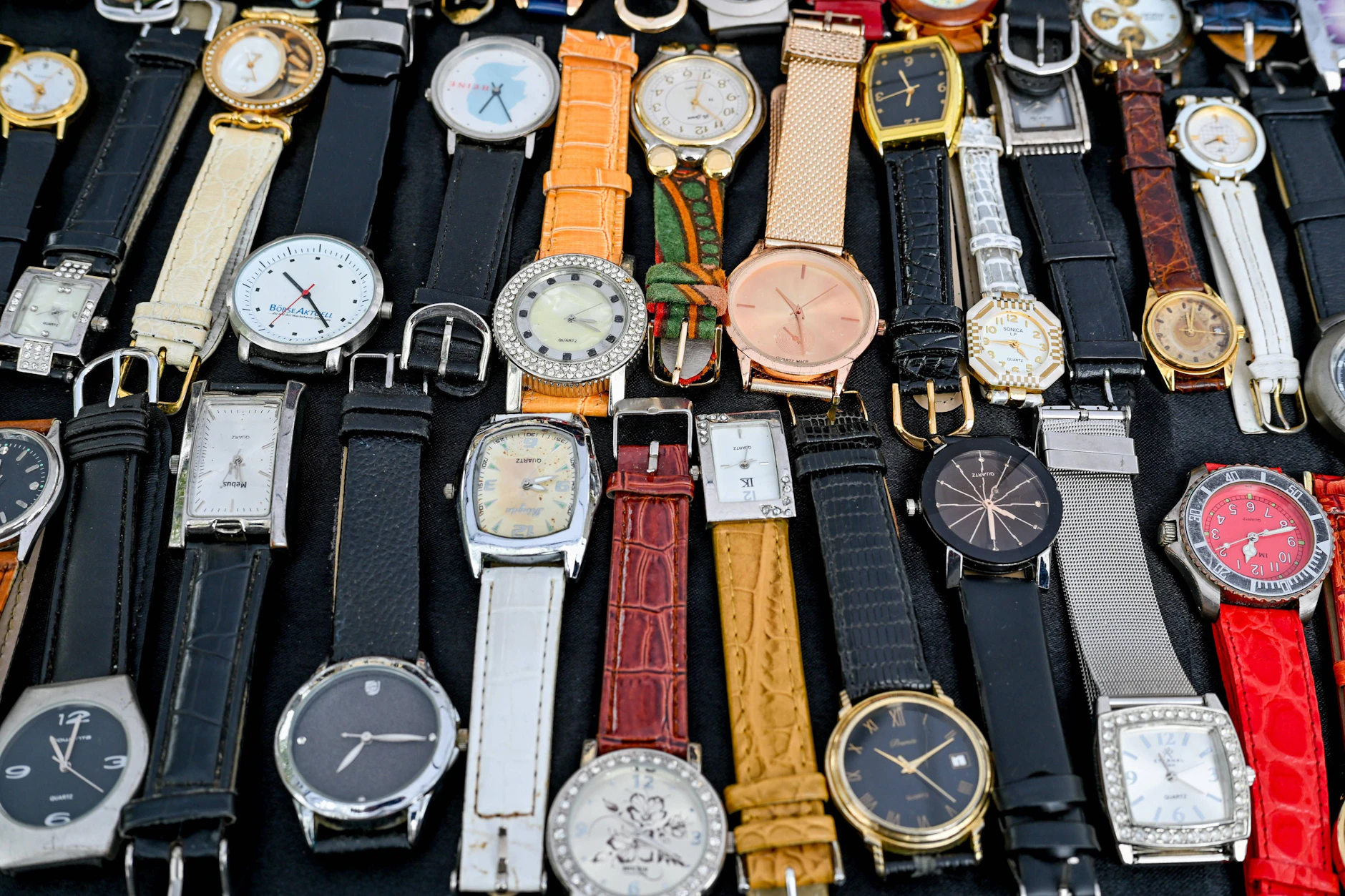 Alte Armbanduhren gehören zu den gefragtesten Fundstücken aus Keller und Dachboden. (Symbolbild)