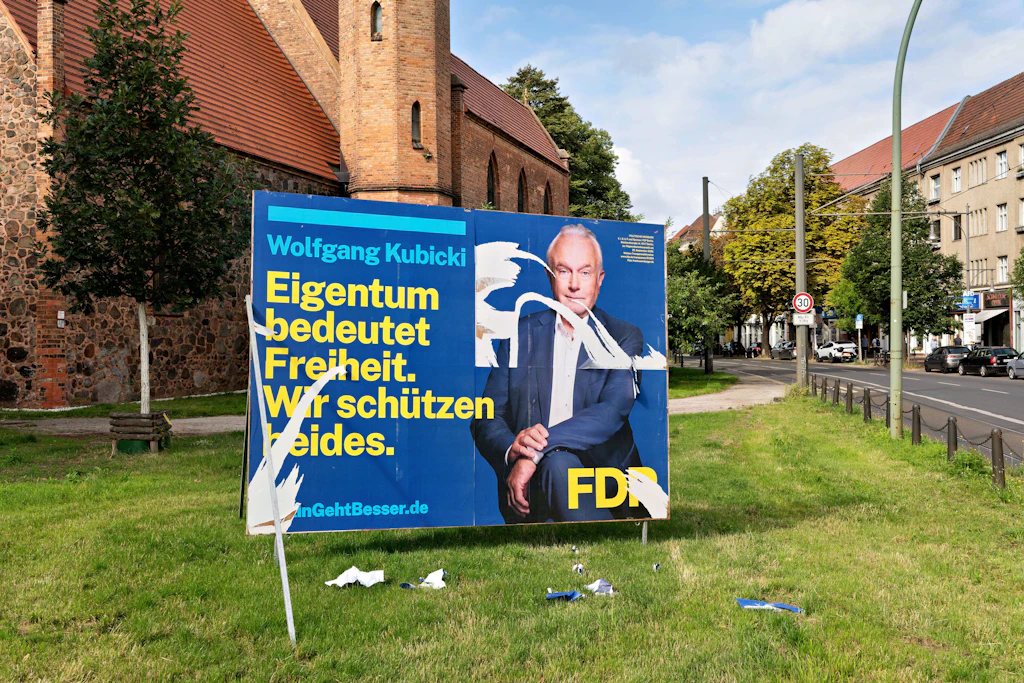 Nicht bei allen beliebt: ein beschädigtes Wahlplakat der FDP mit dem Parteivorsitzenden Wolfgang Kubicki zur Wahl zum Abgeordnetenhaus von Berlin.