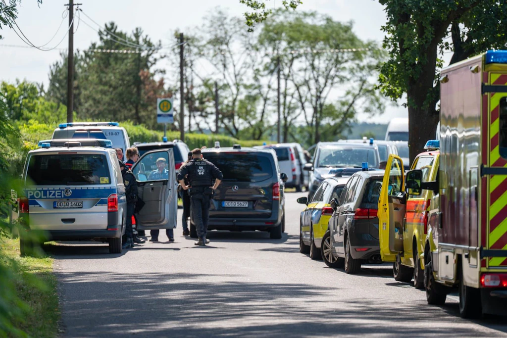 Mit einem Großaufgebot waren Polizei und Rettungskräfte am Freitagmittag in einem Wald bei Bad Düben im Einsatz. Ein Mann hatte sich mit Suizidabsichten und einer Waffe versteckt.