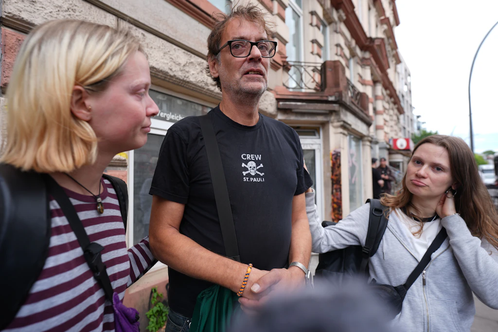 „Wir stehen jetzt hier auf der Straße und haben kein Zuhause mehr.“ Bewohner des Hauses sprechen mit der Presse.