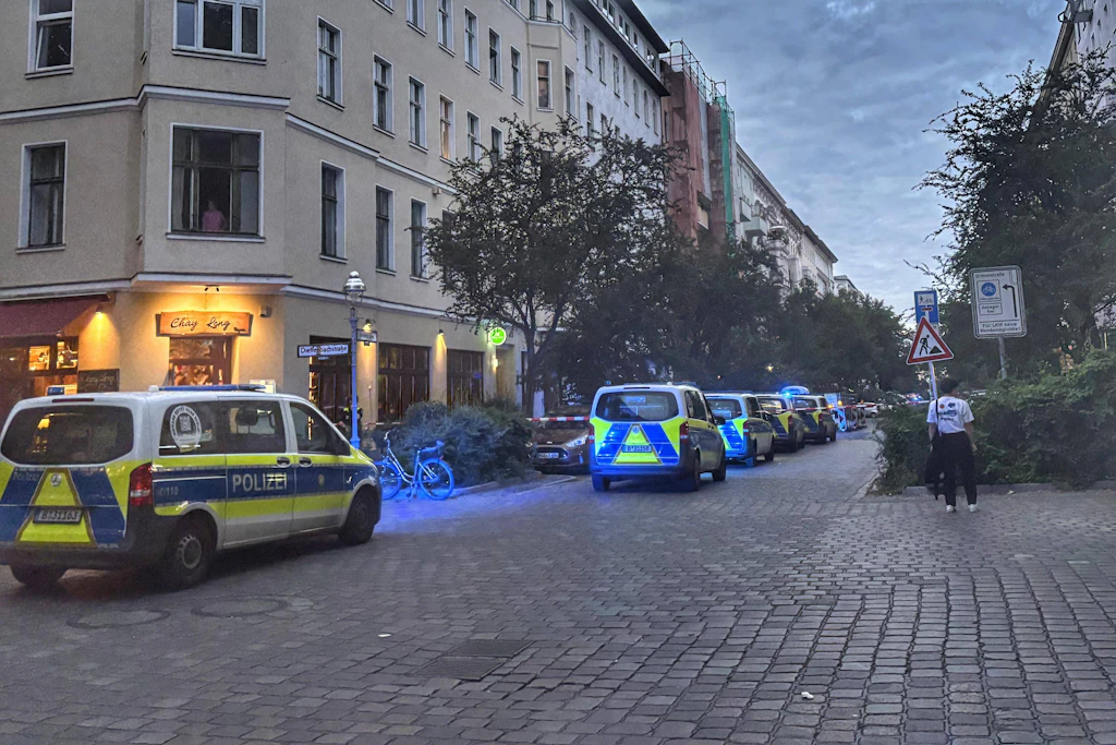 Die Polizei war nach den Schüssen in der Graefestraße in Berlin-Kreuzberg im Einsatz.