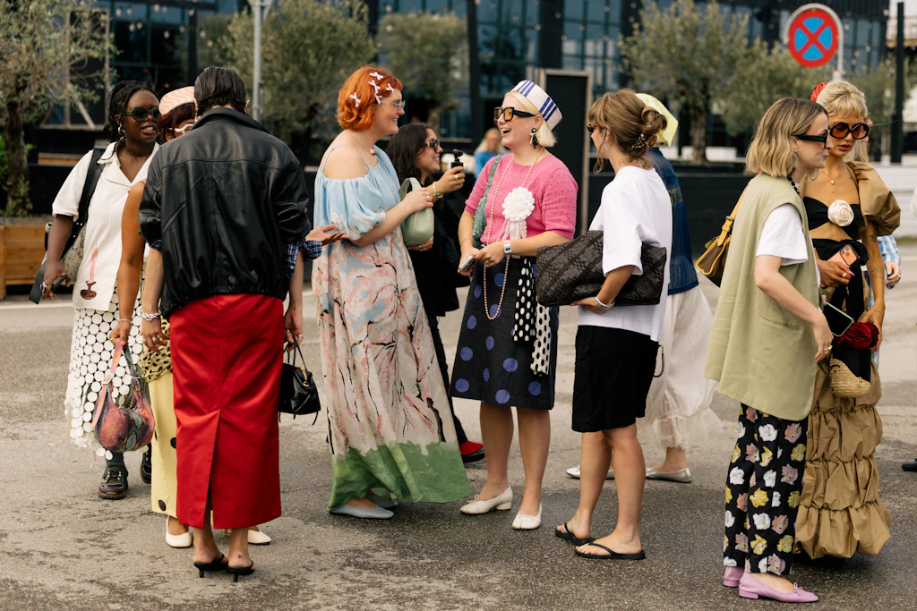 Der Kopenhagener Streetstyle prägt seit zwei Jahrzehnten weltweite Trends und steht für mühelosen Scandi-Chic.