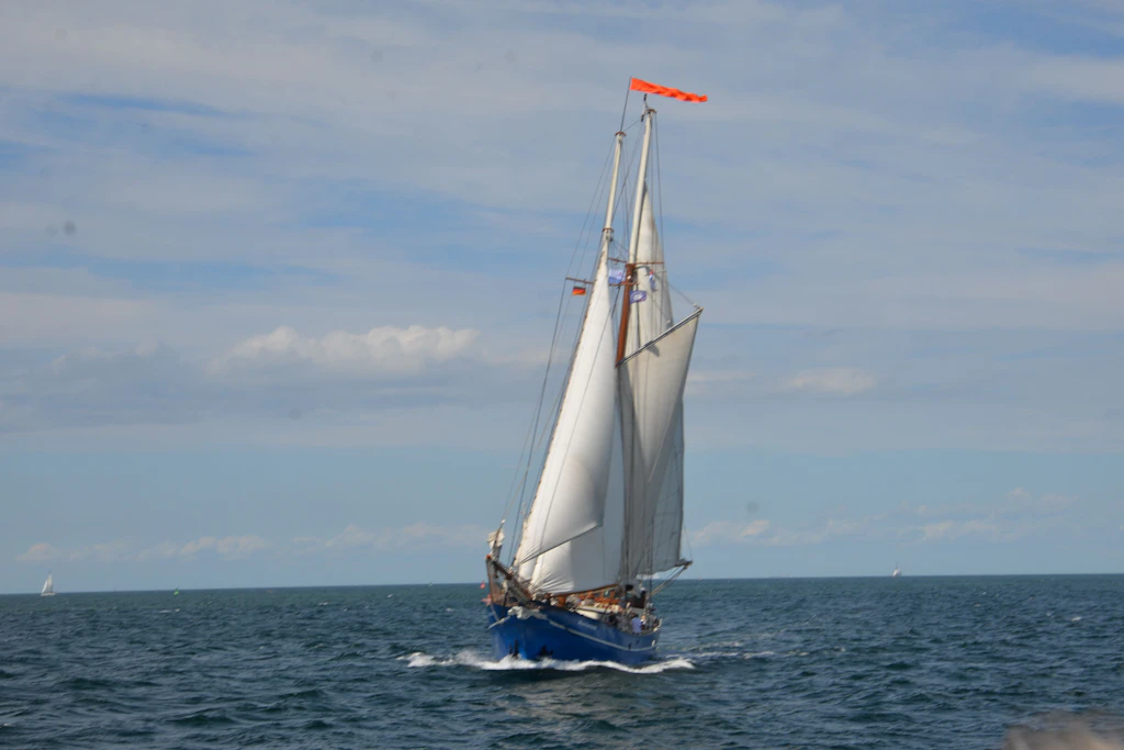 Ein Segelschiff auf der Hanse Sail gestern Nachmittag vor Warnemünde
