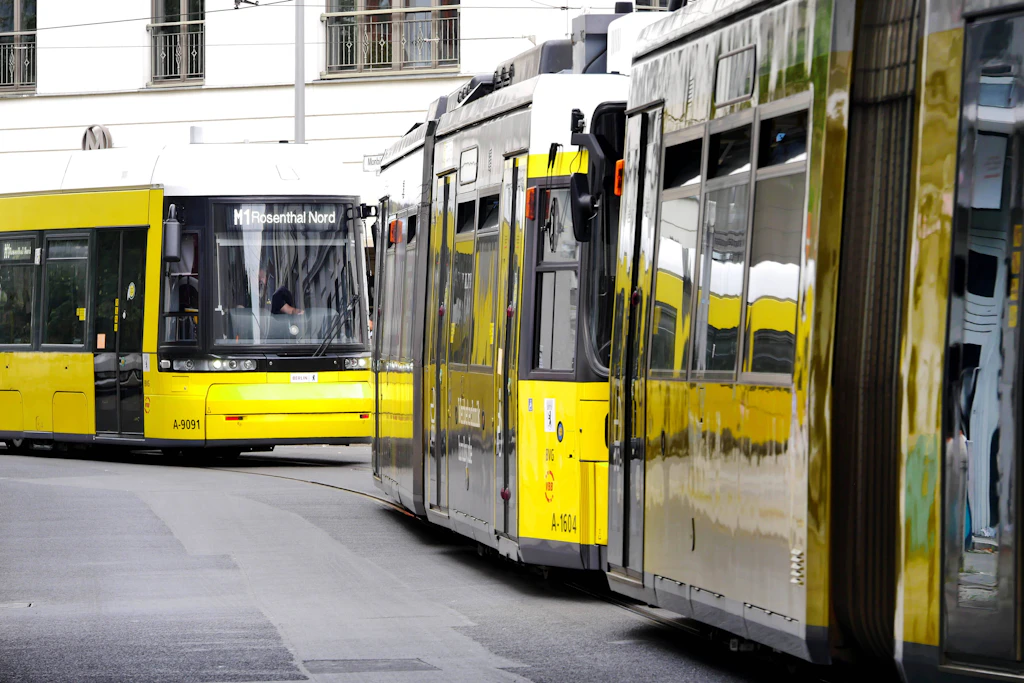 Die BVG will ihre Straßenbahnflotte bis 2032 vollständig auf klimatisierte Fahrzeuge umstellen.