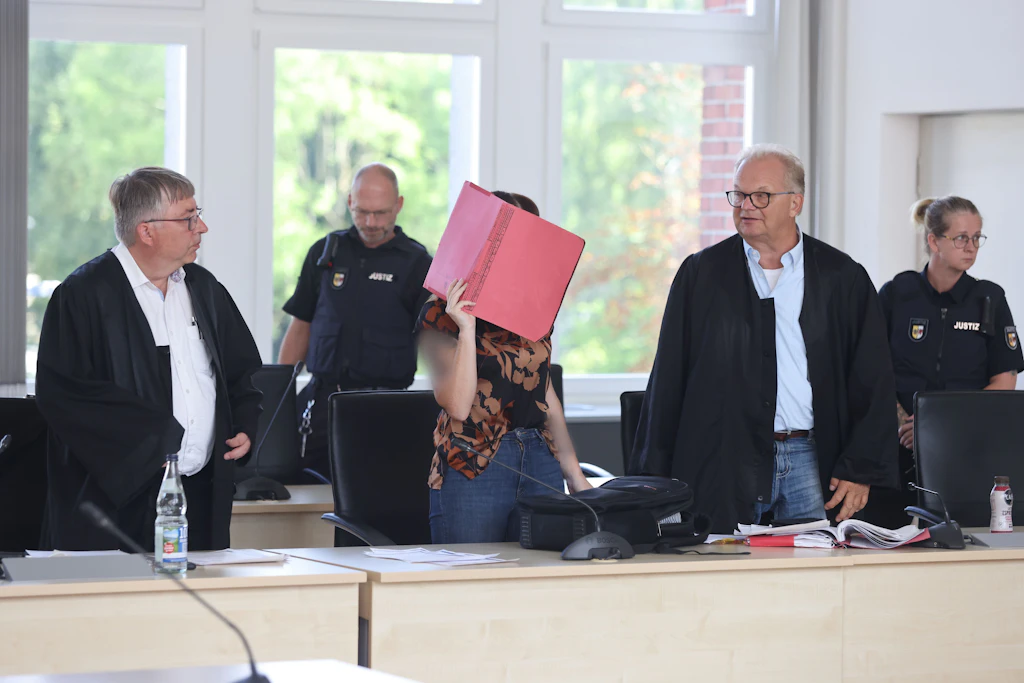 Die Angeklagte Gina H. mit ihren Anwälten Andreas Ohm (l.) und Thomas Löcker im Verhandlungssaal des Landgerichts Rostock.