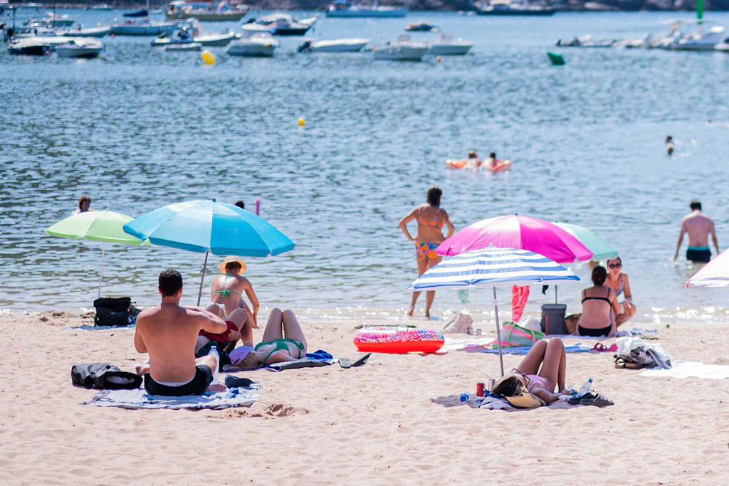 Badegäste an einer Bucht auf Mallorca: Bei Wassertemperaturen über 30 Grad bringt der Sprung ins Meer kaum noch Abkühlung.