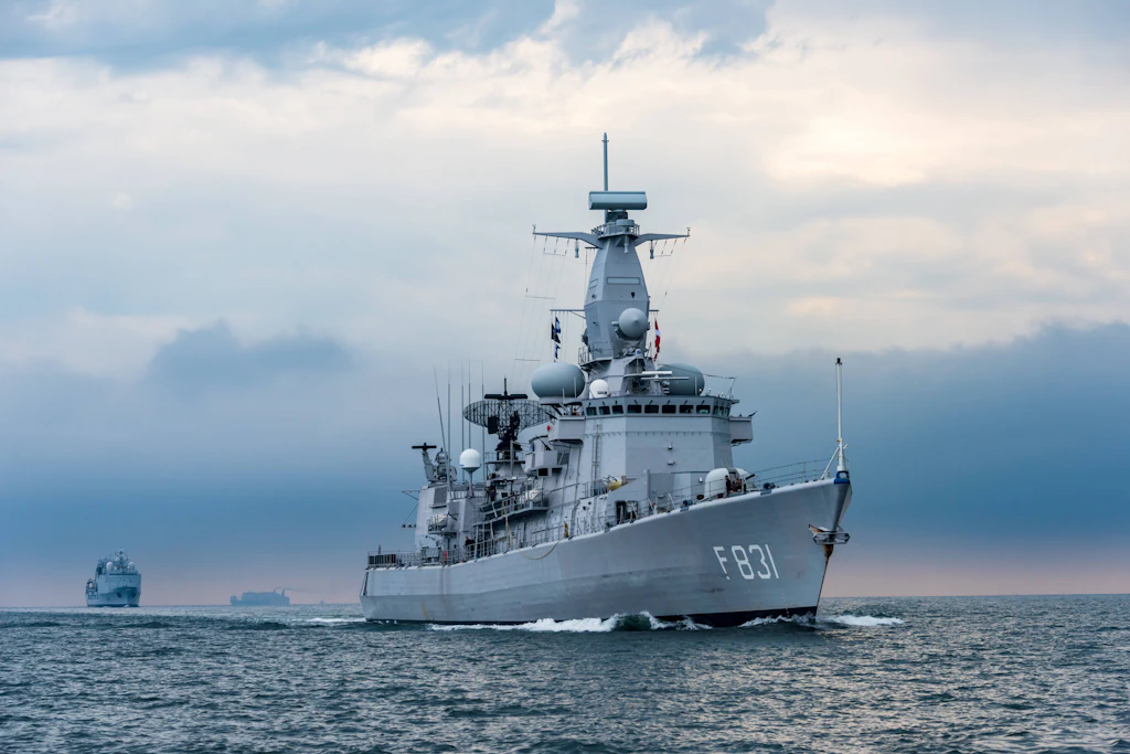 Ein Schiff der Deutschen Marine auf Fahrt in der Ostsee. Derzeit finden Übungen vor allem vor Rügen statt. Dabei wird auch scharf geschossen.