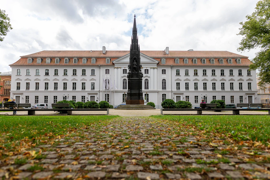 Das Hauptgebäude der Universität Greifswald: Studieren in Deutschland ist für viele Ausländer finanziell attraktiv.