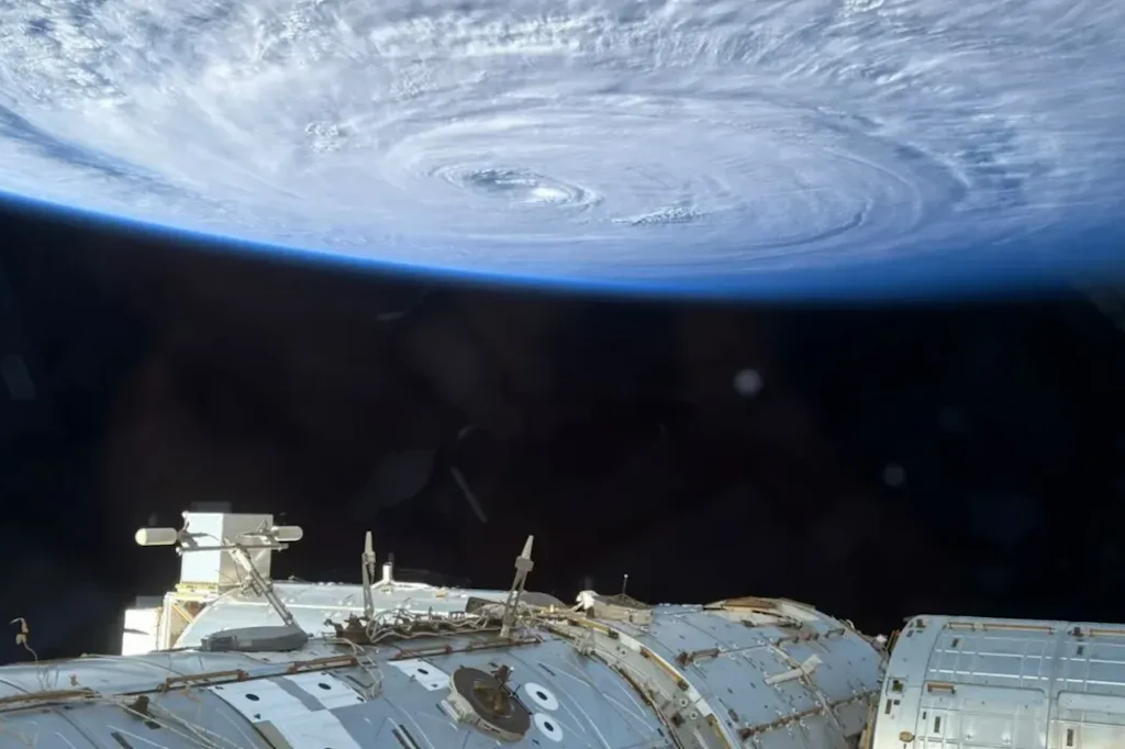 Astronaut zückt sein iPhone – und fotografiert einen Monster-Taifun aus dem All