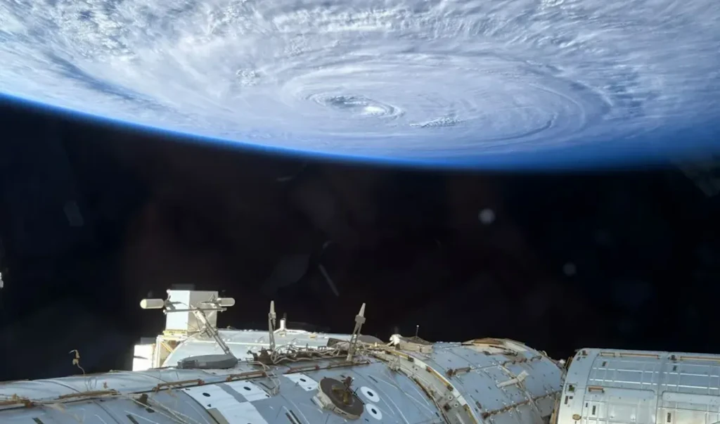 Astronaut zückt sein iPhone – und fotografiert einen Monster-Taifun aus dem All