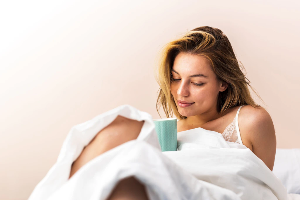 Decke hoch, Tasse in beiden Händen, nichts vor: An diesem Sonntag darf der Montag noch warten.