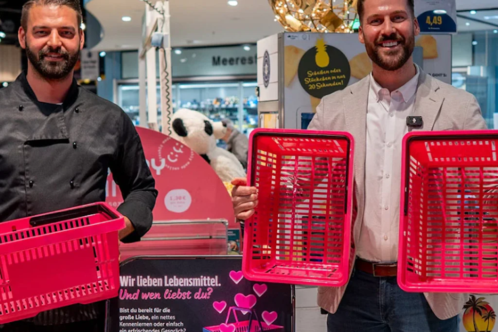Im Rostocker E center Warnow Park wird das Konzept offensiv beworben. Dort sollen die rosa Körbe zeigen: „Ich bin solo und offen für neue Kontakte.“