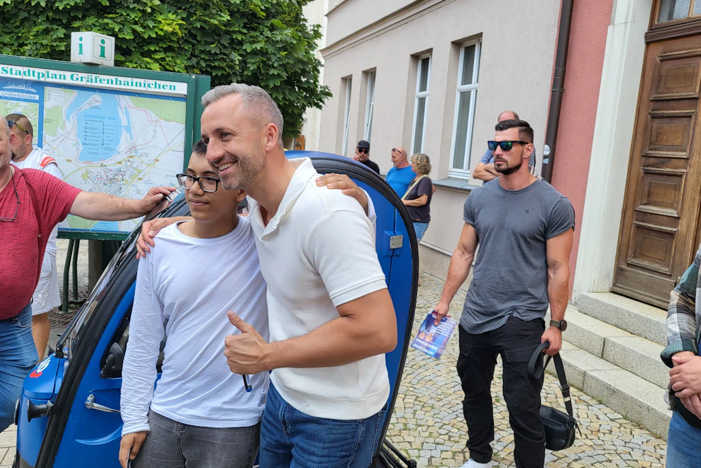 „Der Uli läuft zur Hochform auf“: Teure Versprechen, null Widerspruch in der Provinz