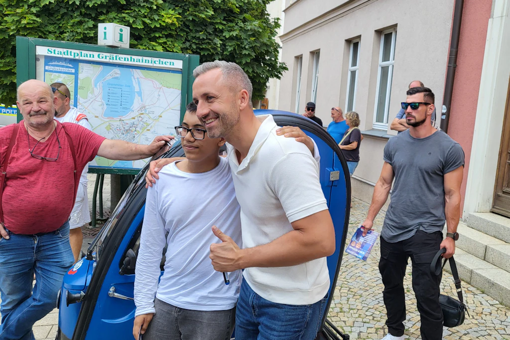 Ulrich Siegmund im Gute-Laune-Wahlkampf auf dem Marktplatz von Gräfenhainichen in Sachsen-Anhalt. Fotos und Autogramme waren sehr begehrt. Der Herr links sicherte die Taschen der Bürger, die Siegmund sehr nah kamen.