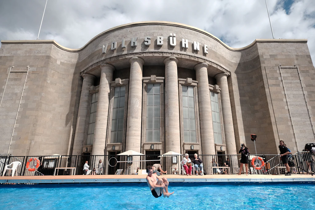 Badetag nur für Schwarze und hohe Kosten: Volksbühne-Planschbecken kostet schon 410.000 Euro
