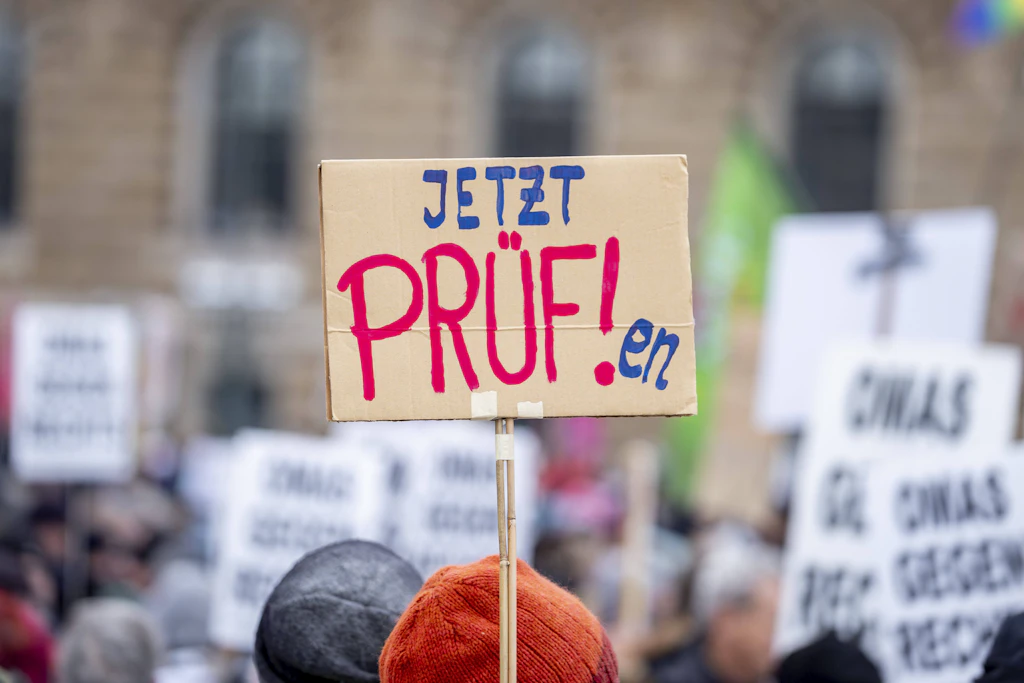 Die Initiative PRÜF fordert die Einleitung von Verbotsverfahren gegen als rechtsextrem eingestufte Parteien.