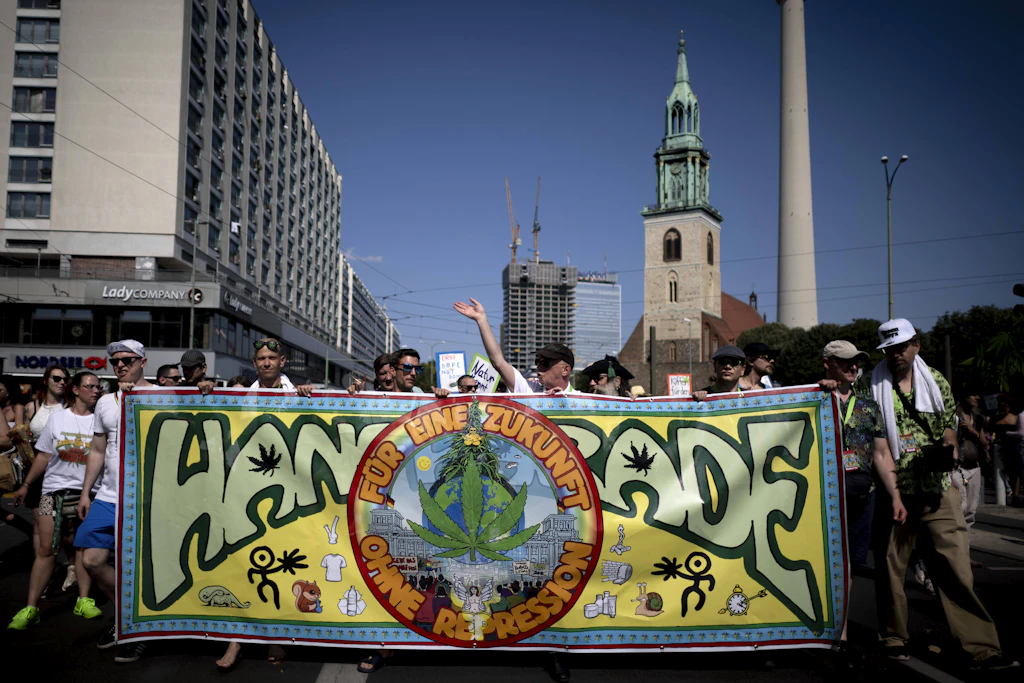 Über die Karl-Liebknecht-Straße führt die Route der Hanfparade durch Berlin-Mitte.