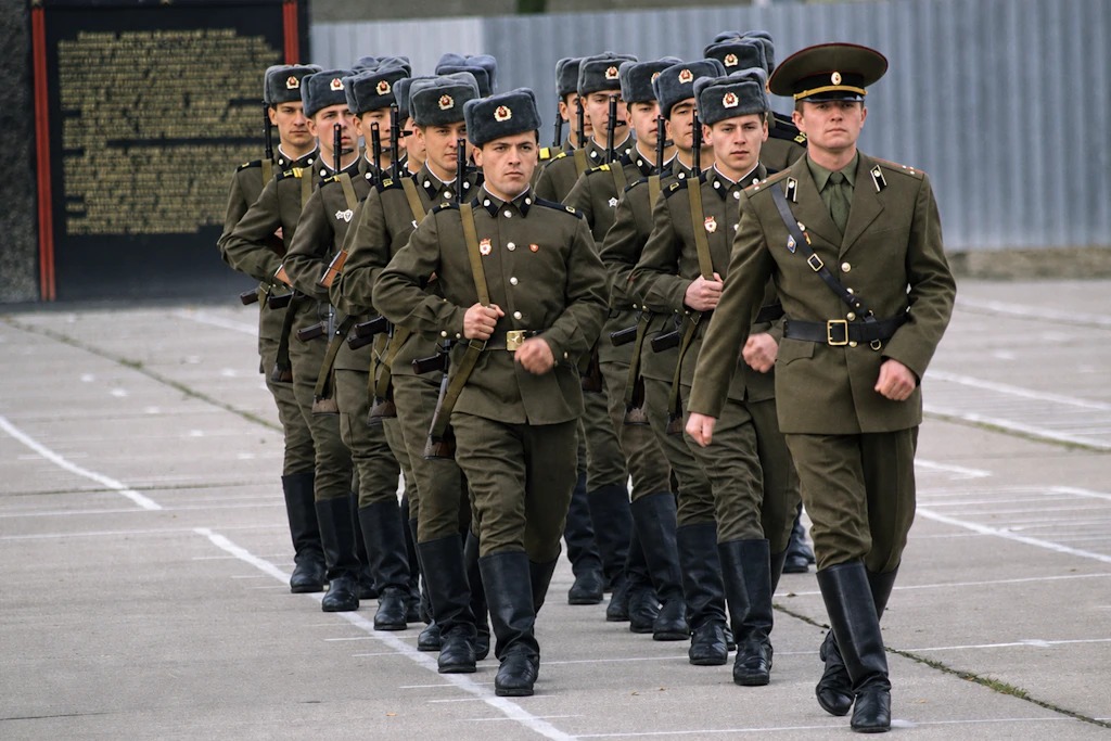 Soldaten der Sowjetarmee exerzieren im Mai 1990 in Frankfurt/Oder.