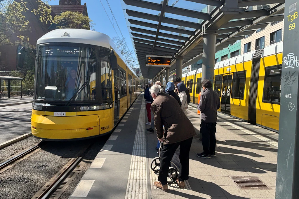 Seit 2023 beginnt die Linie M10 am U-Bahnhof Turmstraße. Mit 28.000 Fahrgästen pro Tag sind auf dem Neubauabschnitt im Westen Berlins fast dreimal so viele Menschen unterwegs wie vorhergesagt.