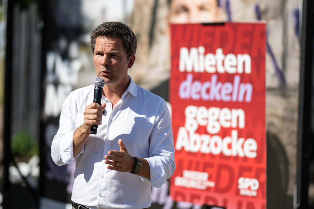 SPD-Spitzenkandidat Steffen Krach will mit Kontrollen und hohem Bußgeld gegen Mietwucher vorgehen. (Archivbild)
