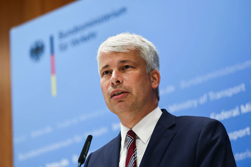 Bundesverkehrsminister Steffen Bilger (CDU) auf einer Pressekonferenz