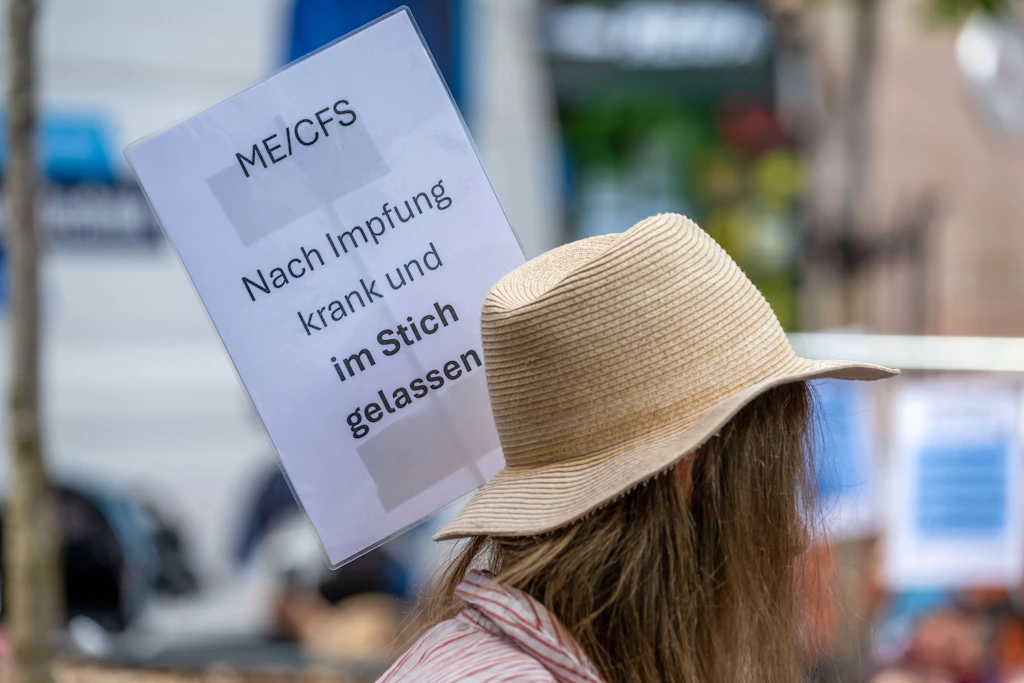 Eine Frau protestiert in Erfurt mit einem Schild, das auf die Not der Betroffenen aufmerksam macht.