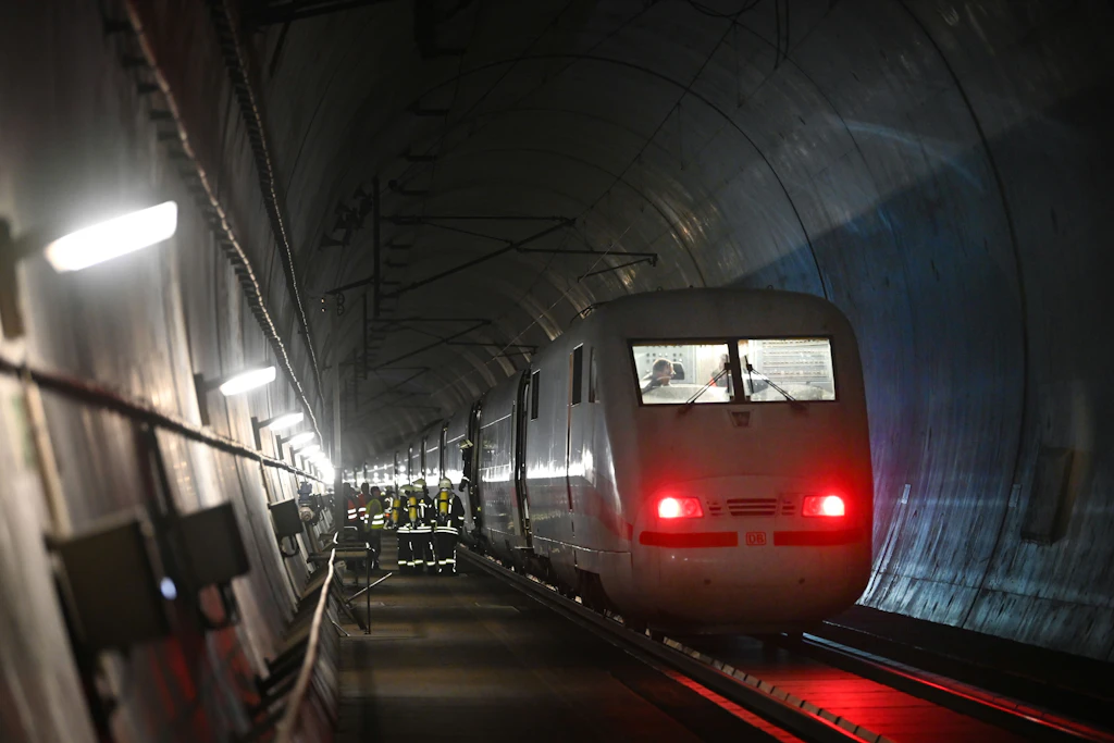 100 Statisten harrten am Sonnabend mehr als zwei Stunden im Sandbergtunnel in Südthüringen aus. Ihre Rettung aus einem brennenden ICE sollte simuliert werden. Das ging gründlich schief.