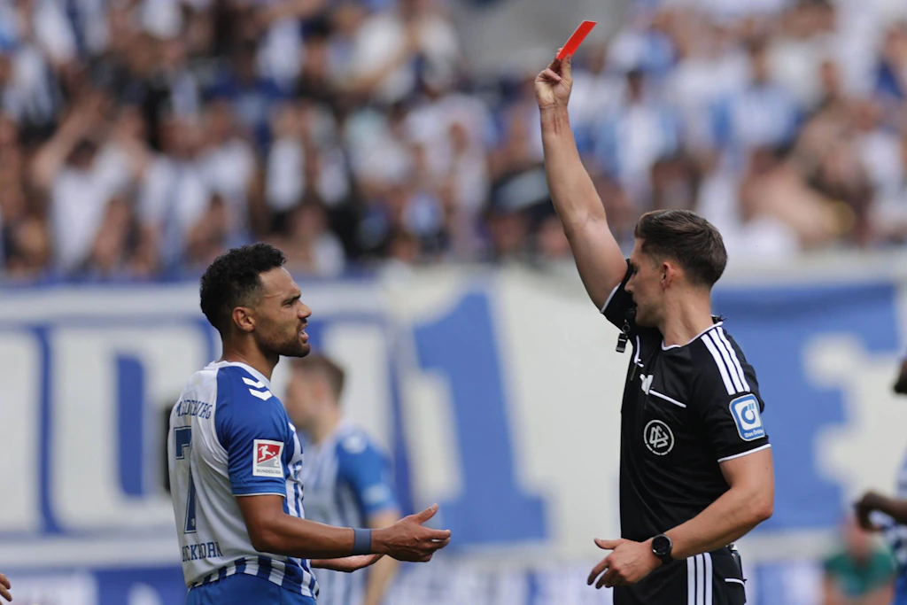 Einen Tag zum Vergessen erlebte auch Herbert Bockhorn, der noch vor der Halbzeit vom Platz gestellt wurde. Der 1.FC Magdeburg lag zu diesem Zeitpunkt bereits mit 0:3 in Rückstand.
