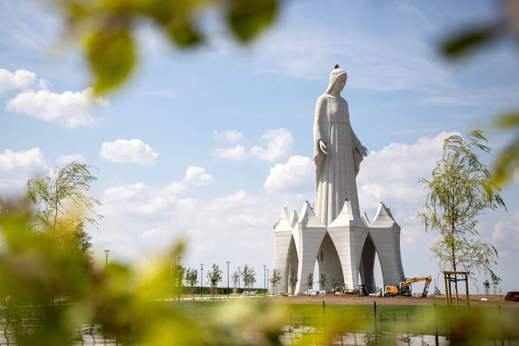 Europas höchste Marienstatue mit dem Namen „Pomnik Matki Boskiej“ steht im polnischen Dorf Konotopie.