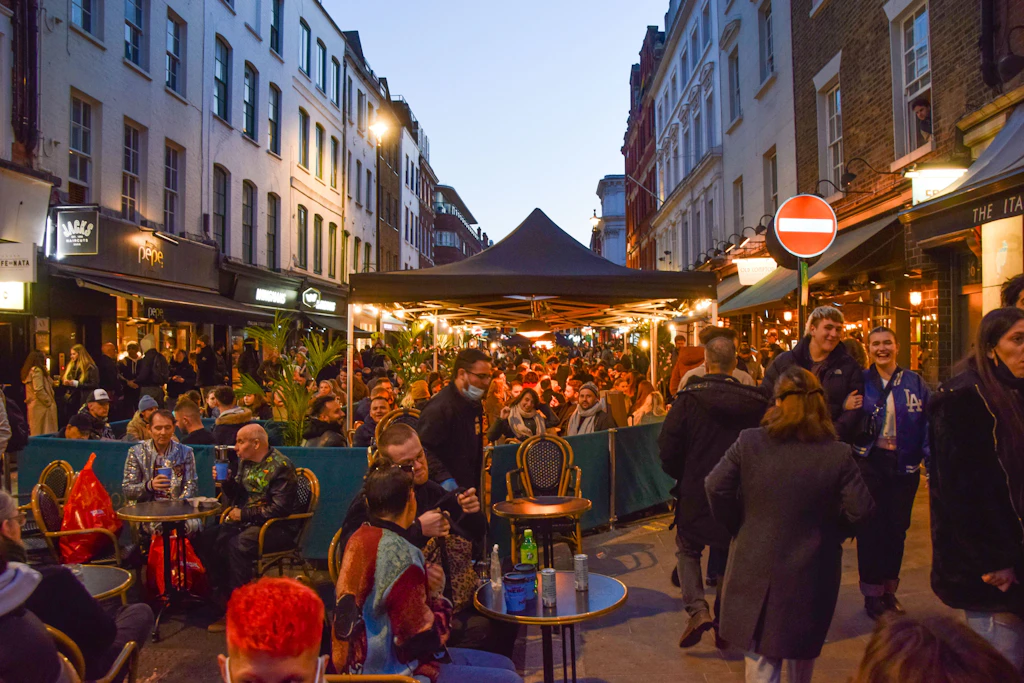Londoner Bezirk geht gegen „vertikales Trinken“ vor – Politiker und Pubszene protestieren