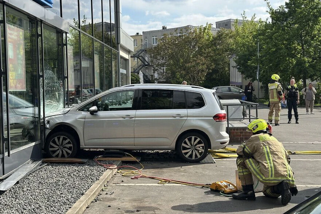 Ein Auto fuhr in die Glasfassade eines Supermarktes in Berlin-Reinickendorf.