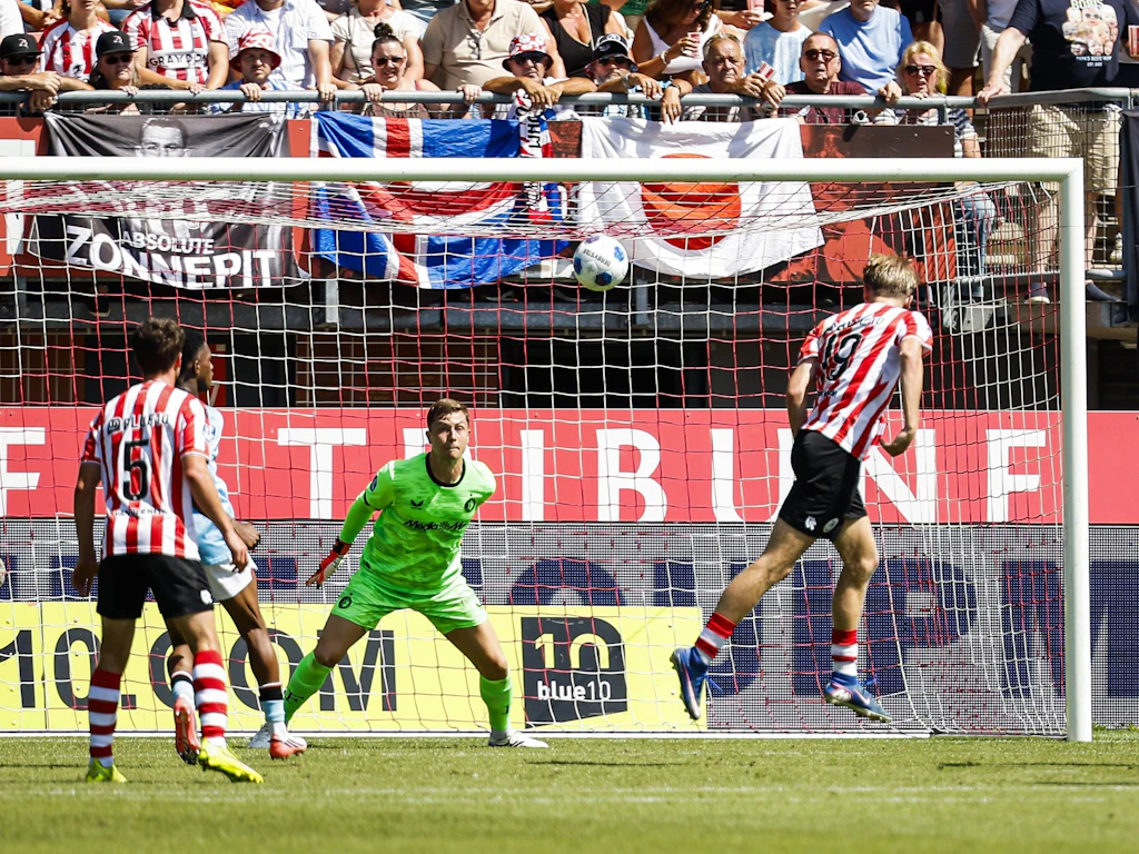 Sparta-Stürmer Milan Zonneveld köpft ins Feyenoord-Tor ein, Keeper Ernst war da machtlos. Doch der Treffer zählte, Zonneveld hatte vorher geschubst.