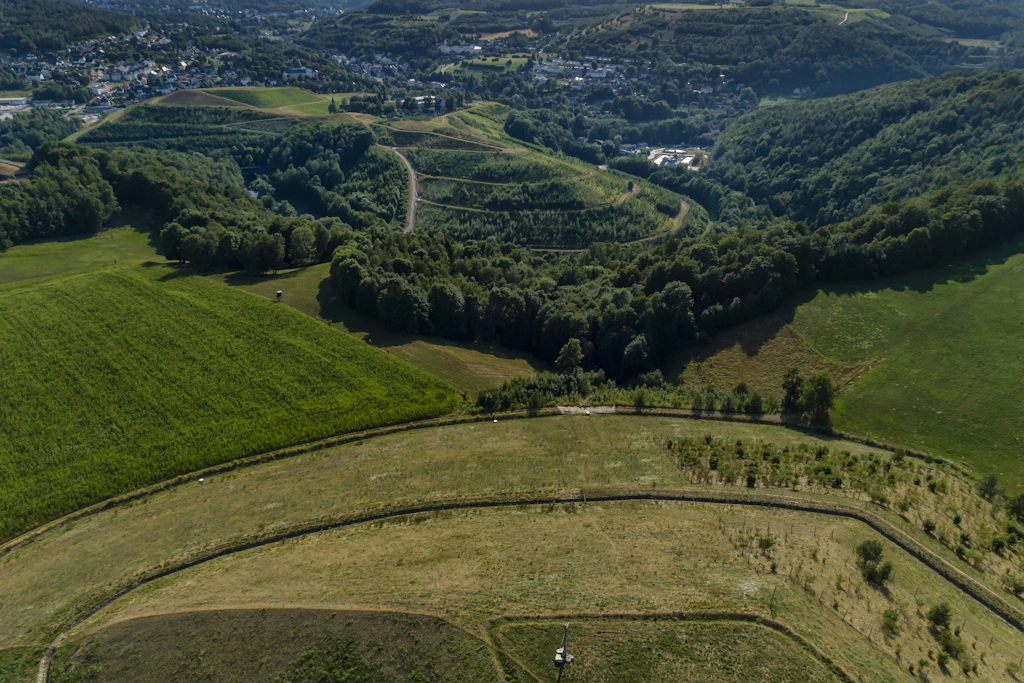 Halden des früheren Uranerzbergbaus am Wismut-Standort Schlema-Alberoda im Erzgebirge