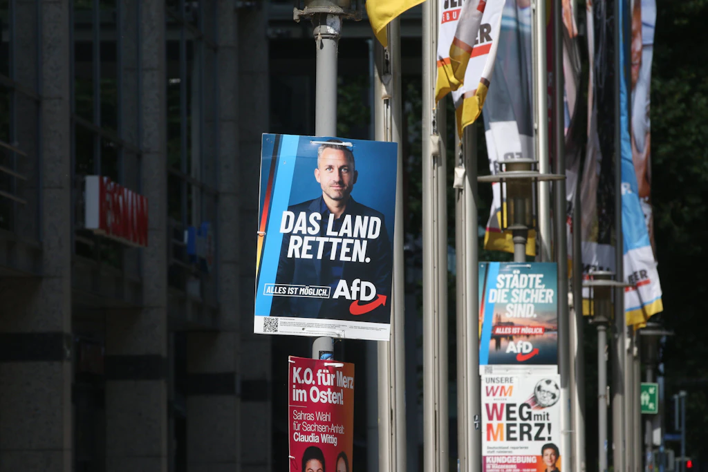 Wahlplakate in Magdeburg: Am 6. September wird auch das Ergebnis der kleineren Parteien mit Spannung erwartet.