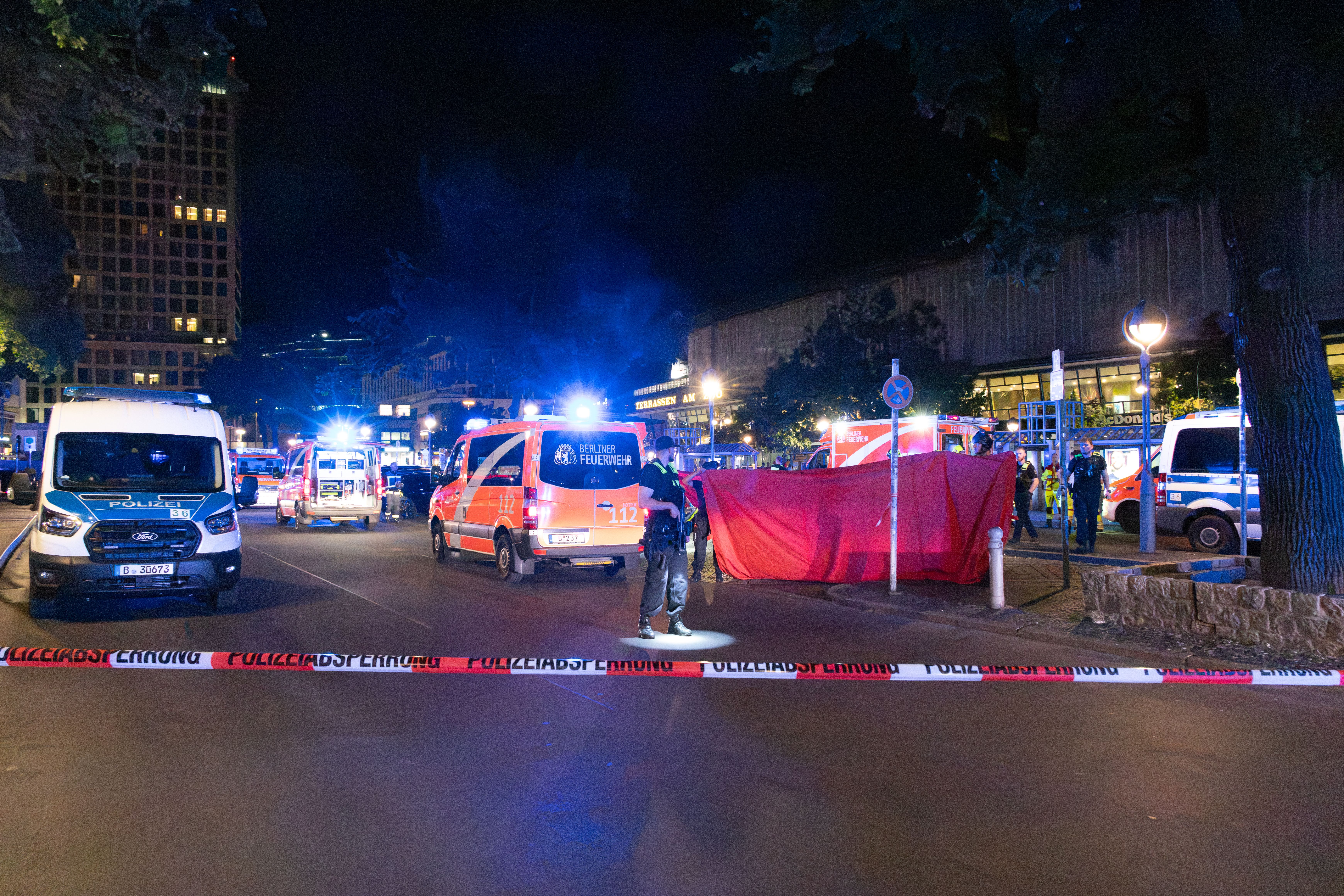 Täter auf der Flucht: Mann am Bahnhof Zoo erschossen