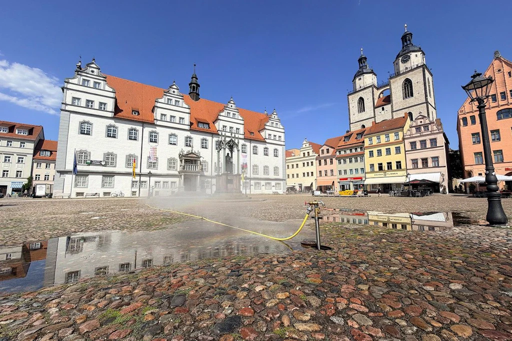 Die Stadt Wittenberg verschafft in der Sommerhitze auf dem Marktplatz etwas Abkühlung.