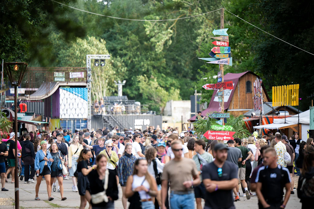 Auch das Pangea Festival findet auf dem ehemaligen Militärflugplatz Pütnitz statt und soll dort weiter stattfinden.
