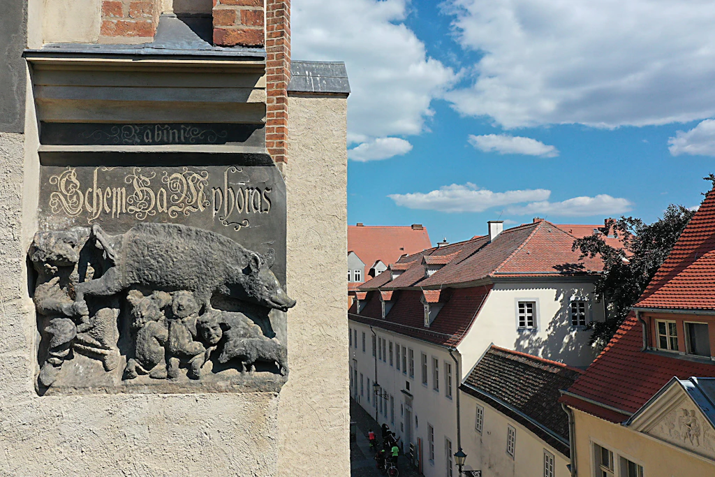 Schmähplastik an der Nordfassade der Stadtkirche in Wittenberg. 47 Abbildungen dieser Art, „Judensau“ genannt, soll es in Deutschland noch geben.