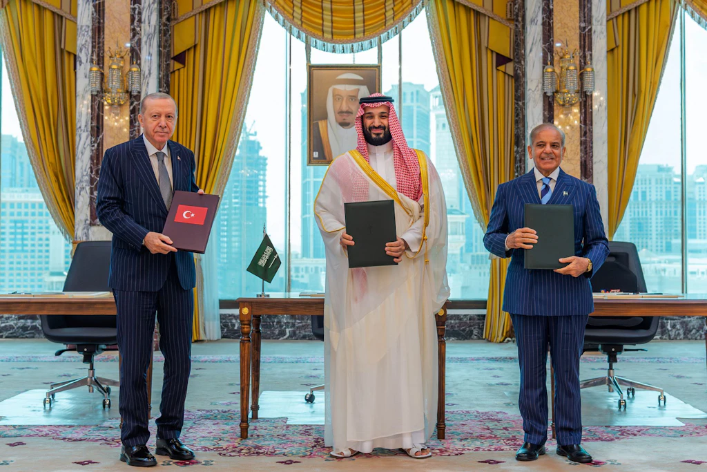 Der türkische Präsident Erdogan (l.), Saudi-Arabiens Kronprinz Salman (M.) und der pakistanische Premier Sharif unterzeichneten den Pakt in Mekka.