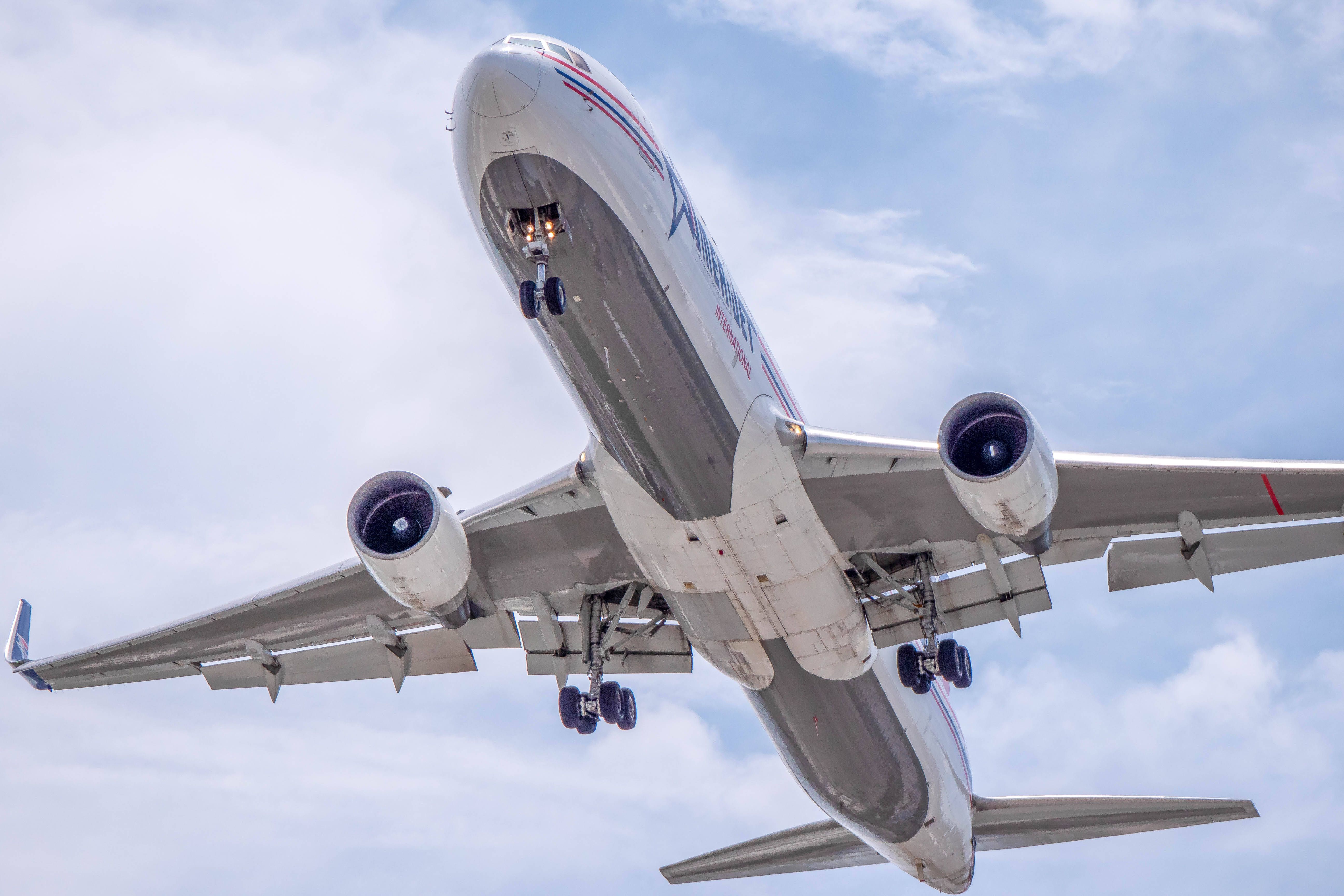 Falscher Pilot fliegt fünf Jahre lang gratis – dann scheitert er an einem Foto