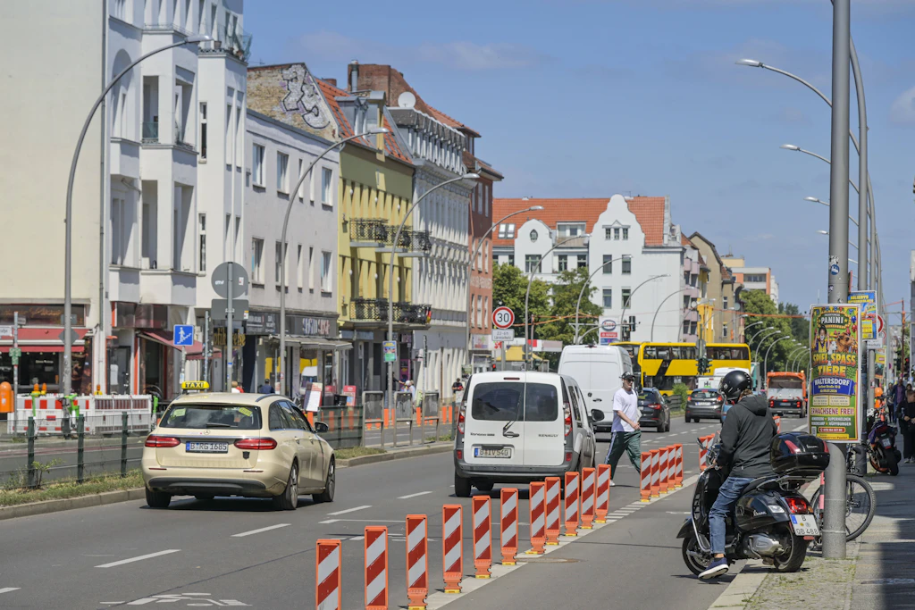 Am Sonntag müssen Verkehrsteilnehmer in Berlin wegen Demonstrationen und Vermessungsflügen mit zeitweisen Sperrungen rechnen.