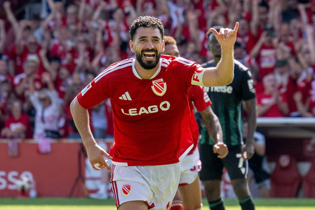 Gefeierter Held bei den Fans von Energie Cottbus: Tolcay Cigerci erzielte gegen Hannover 96 zwei Tore.