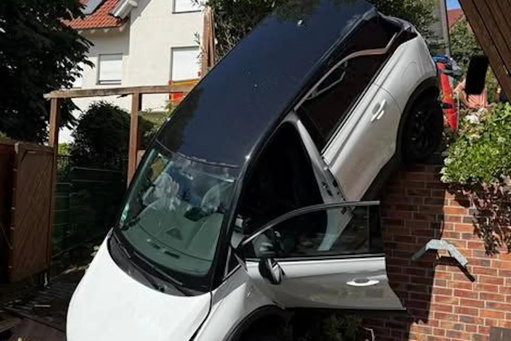 Das Auto landete mit der Fahrzeugfront auf einer Terrasse.