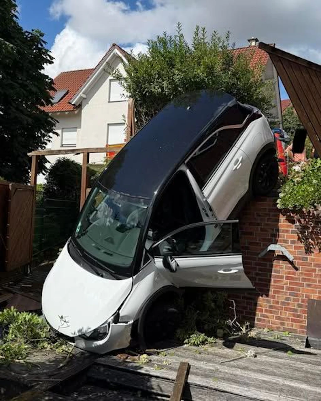 Seniorin stürzt mit Auto zwei Meter tief auf Terrasse