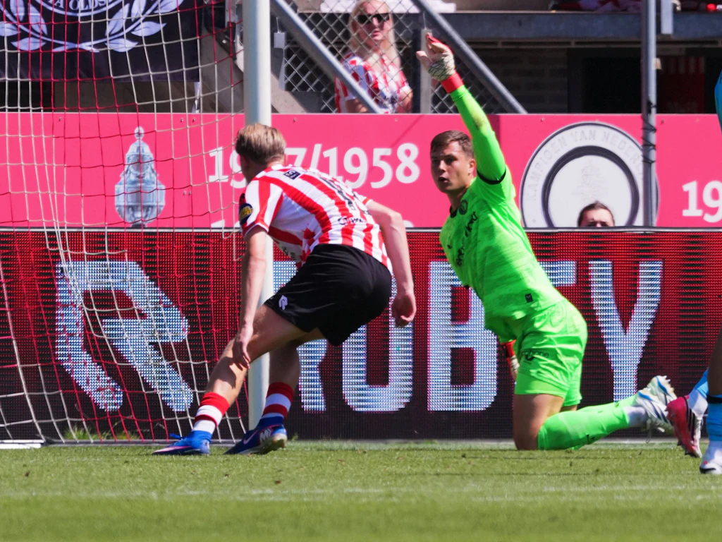 Feyenoord-Keeper Tjark Ernst zeigt sofort die Abseitsstellung von Sparta-Stürmer Zonneveld an.