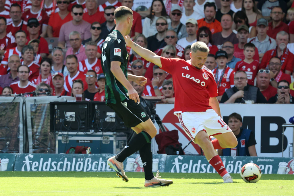Stürmer Erik Engelhardt fehlt Energie Cottbus langfristig.